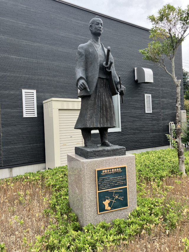 伊奈忠治氏の銅像